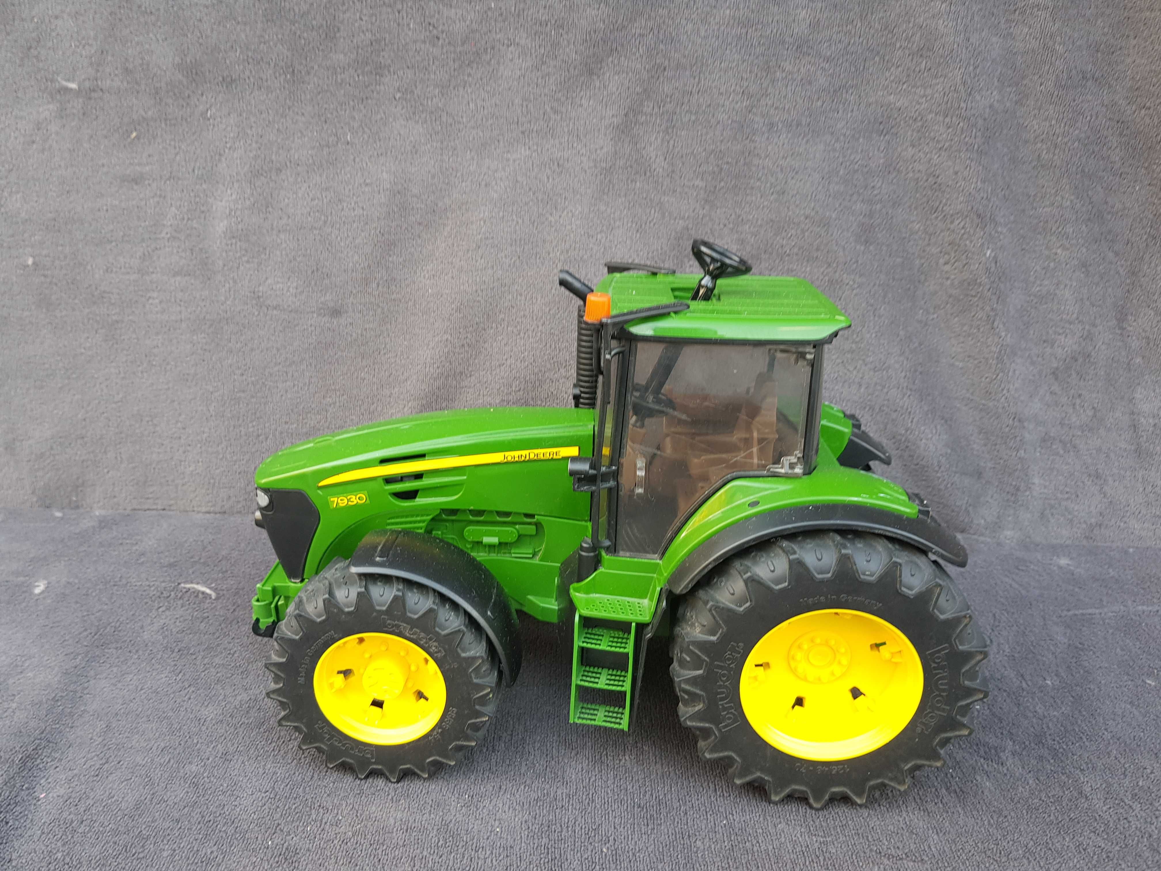 Bruder Traktor John Deere 7930