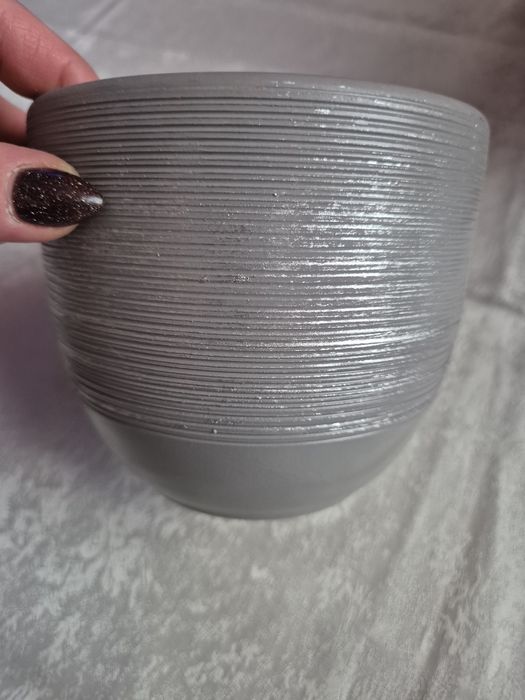 Piękna osłonka/doniczka srebrna.