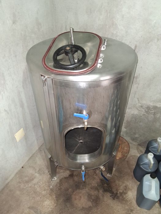 Para venda prensa duas vasilhas inox de 300 e 200 litros e o esmagador