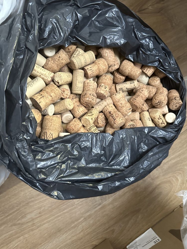 Korki po winie  2350 sztuk ( wino korek )