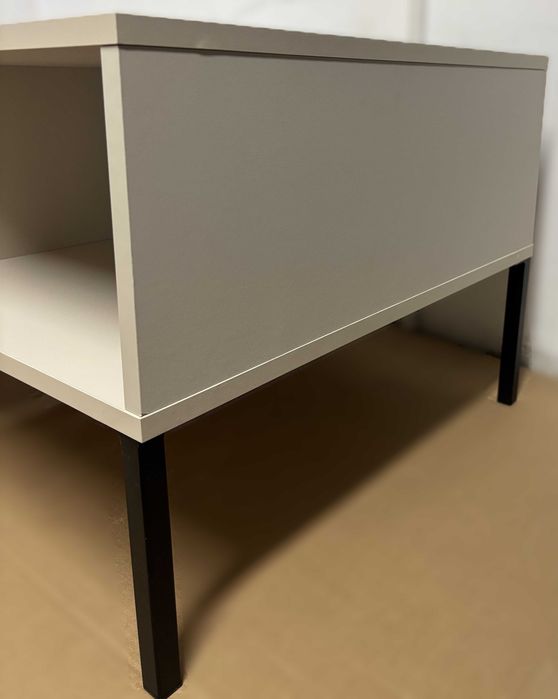 Stolik kawowy beżowy z szufladami