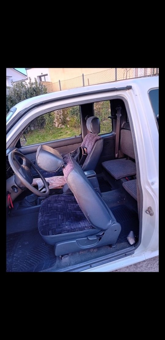 Toyota hilux 2.4d xcab 4 lugares
