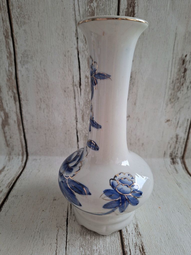 Elegancki wazon biała porcelana, ręcznie zdobiona kobaltowymi kwiatami