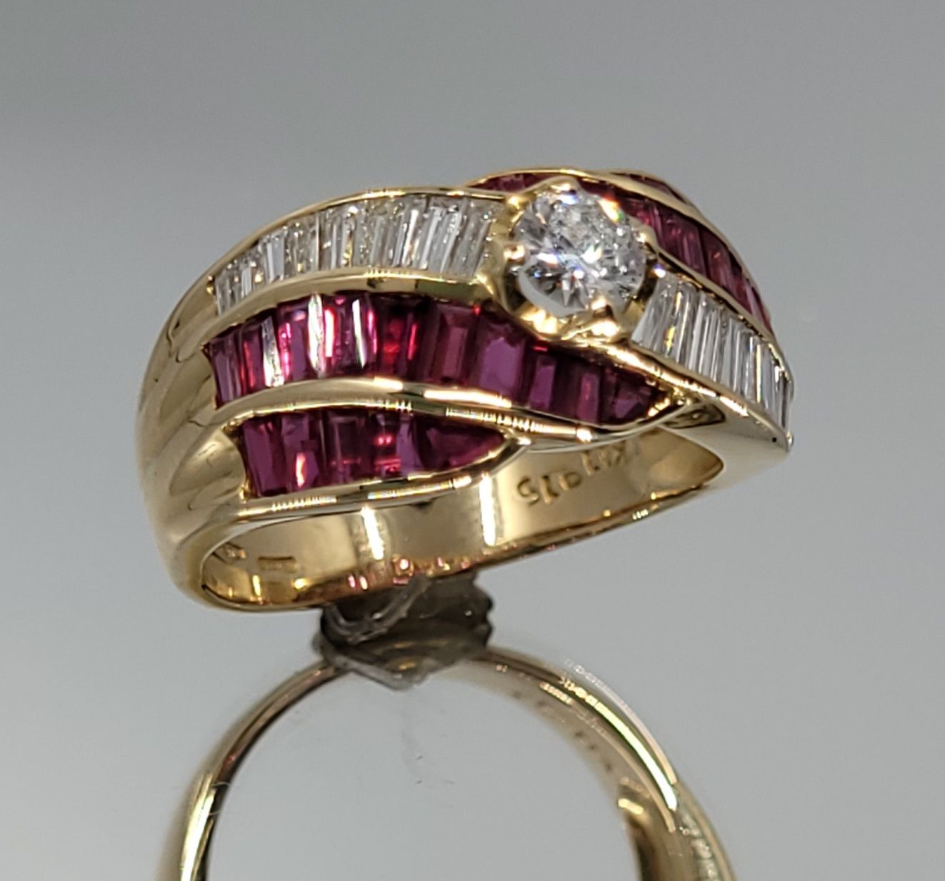 Złoty pierścionek z rubinami i diamentami
