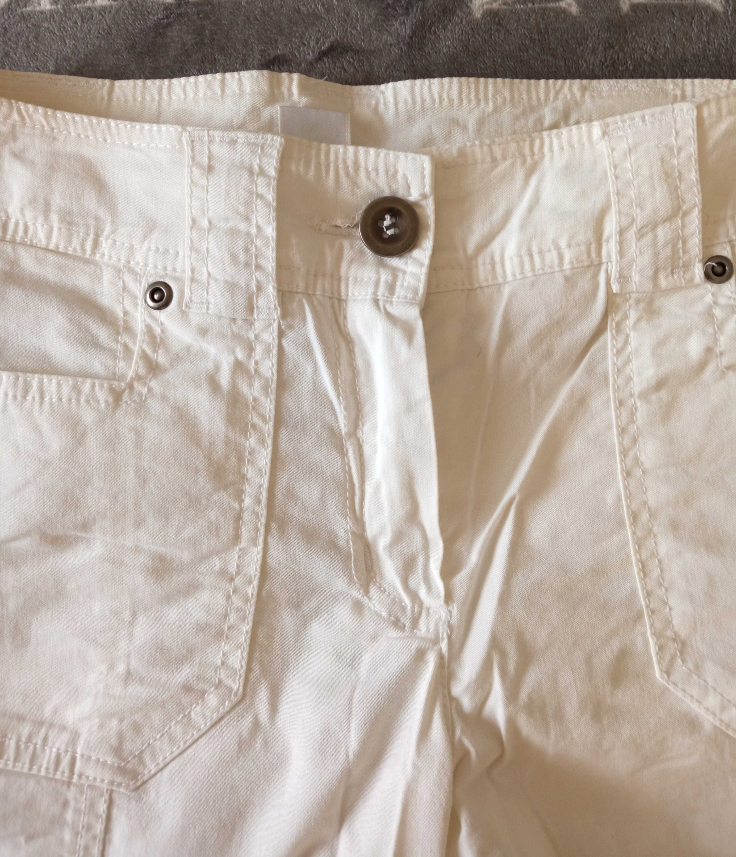 CAMAIEU białe damskie spodnie bermudy r. XS (34)
