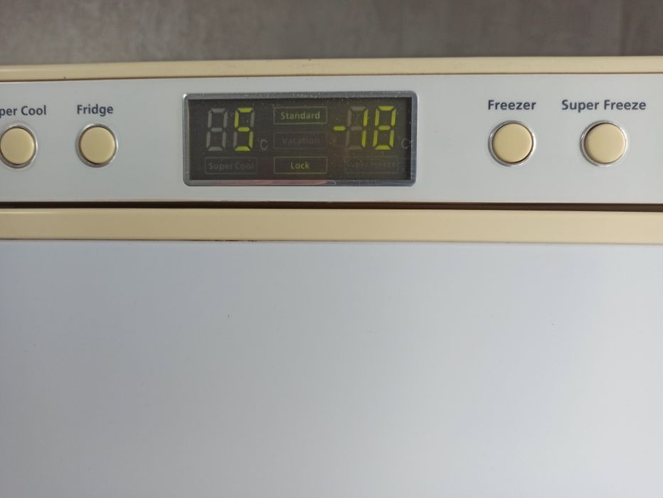 Холодильник двухкамерный Samsung - No Frost.