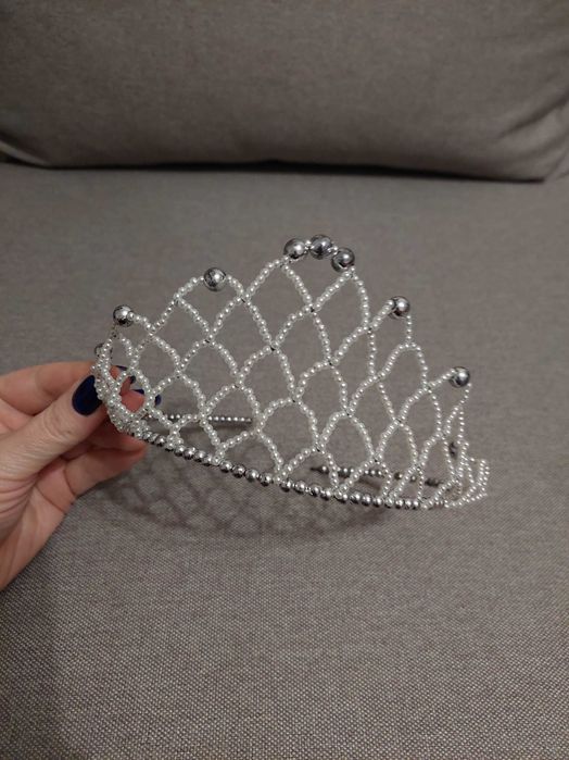 Красивая корона с бисера, бусин
Ручная работа