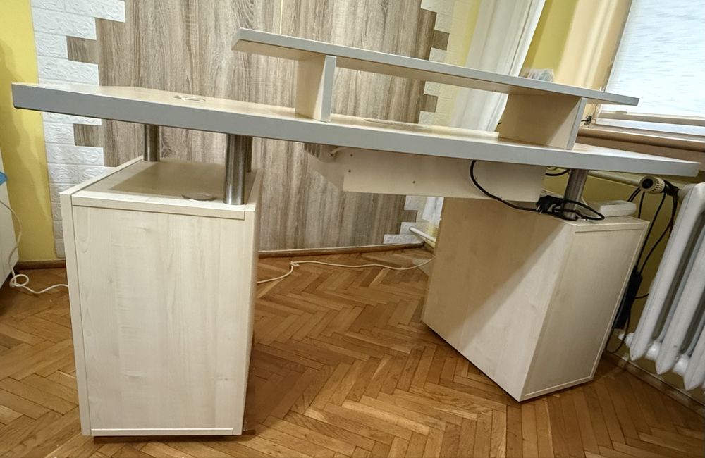 stół do manicure ze wbudowanym pochłaniaczem pyłu