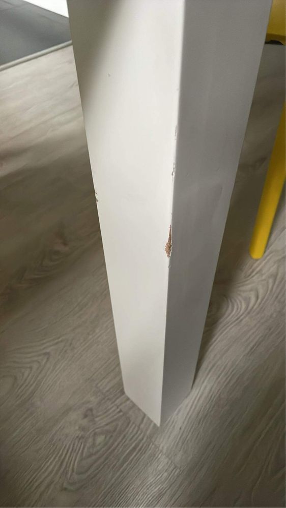 Stol i żółte krzesła z Ikea.