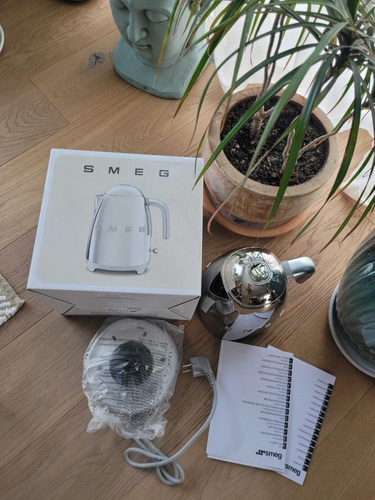 Nowy czajnik Smeg kompletny z pudelkiem