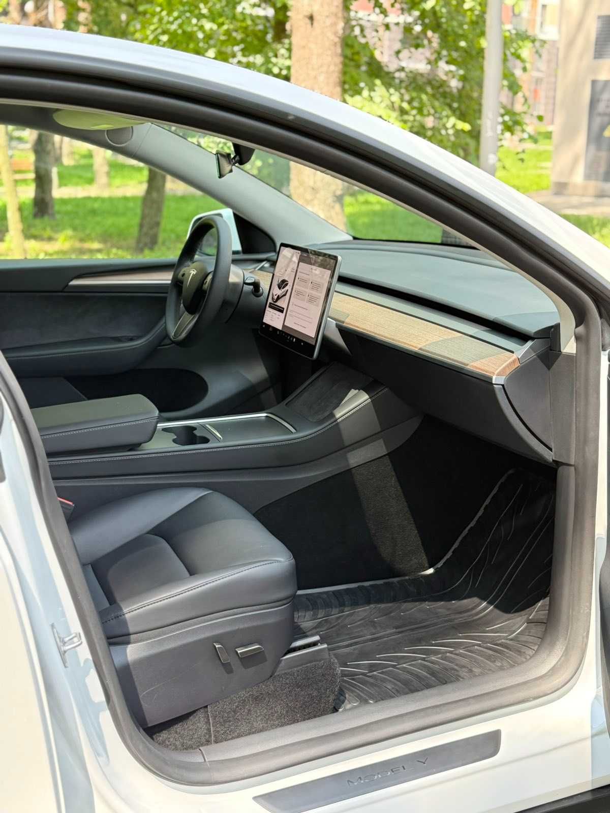 Tesla Model Y 2024 Long Range Dual Motor, 7 місць, батарея 82кВт*год.