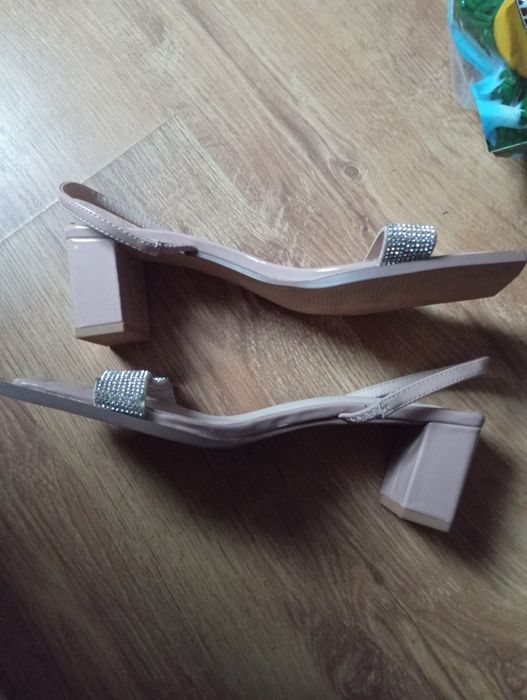 Beżowe sandały z diamencikami