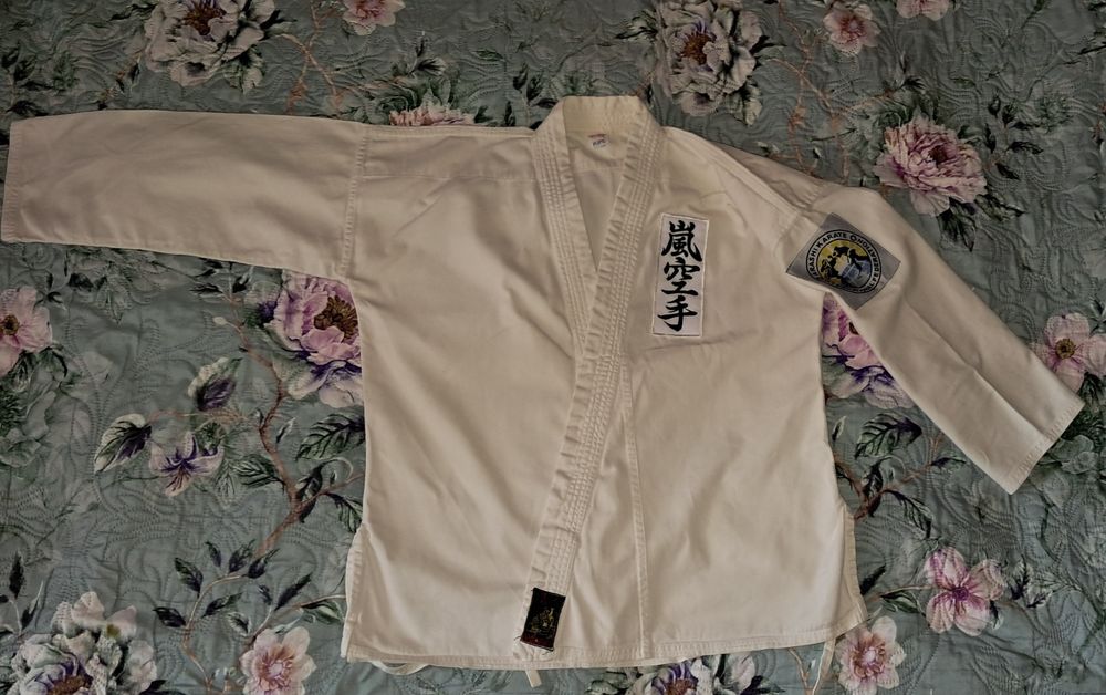 Перчатки і кімоно для єдиноборств