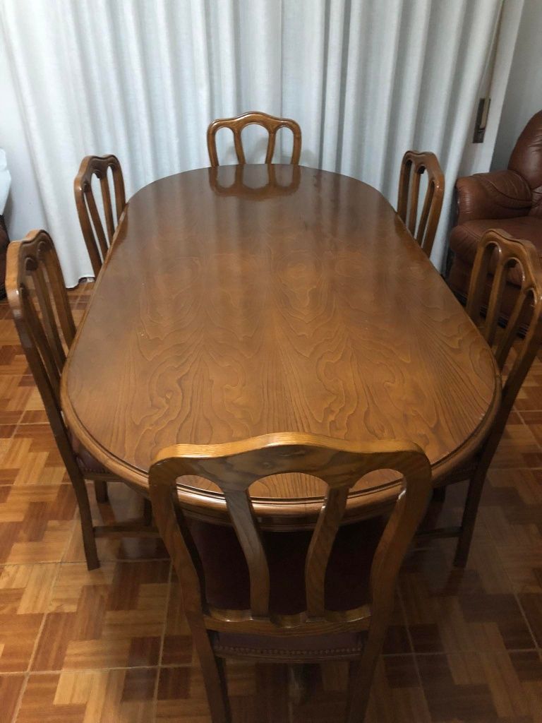 1 mesa com 6 cadeiras e 1 móvel á venda