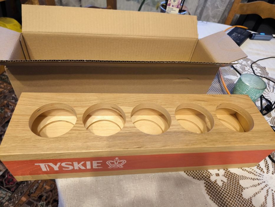 Stojak na piwo szklanki puszki butelki Tyskie