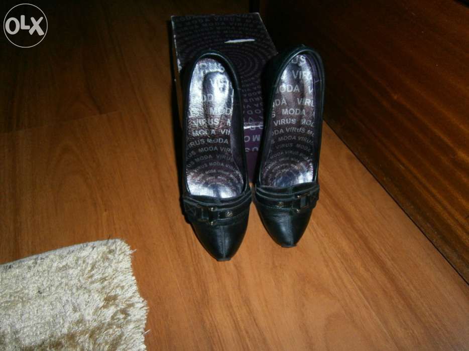 Sapatos pretos em pele.