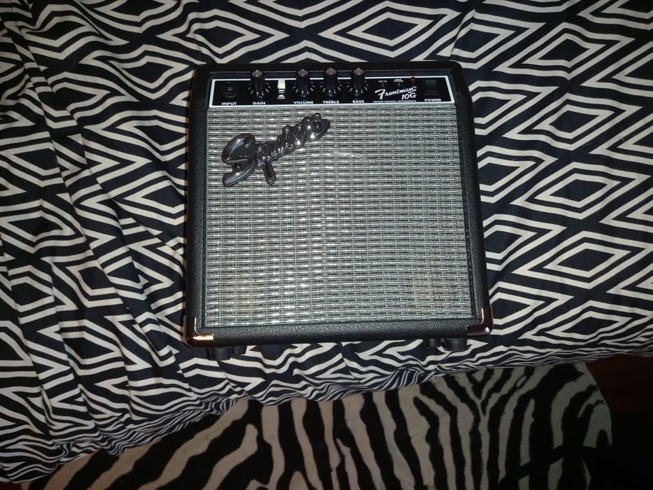 squire sonic stratocaster e amplificador squire frontman