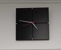 Relógio de parede minimalista preto e único.