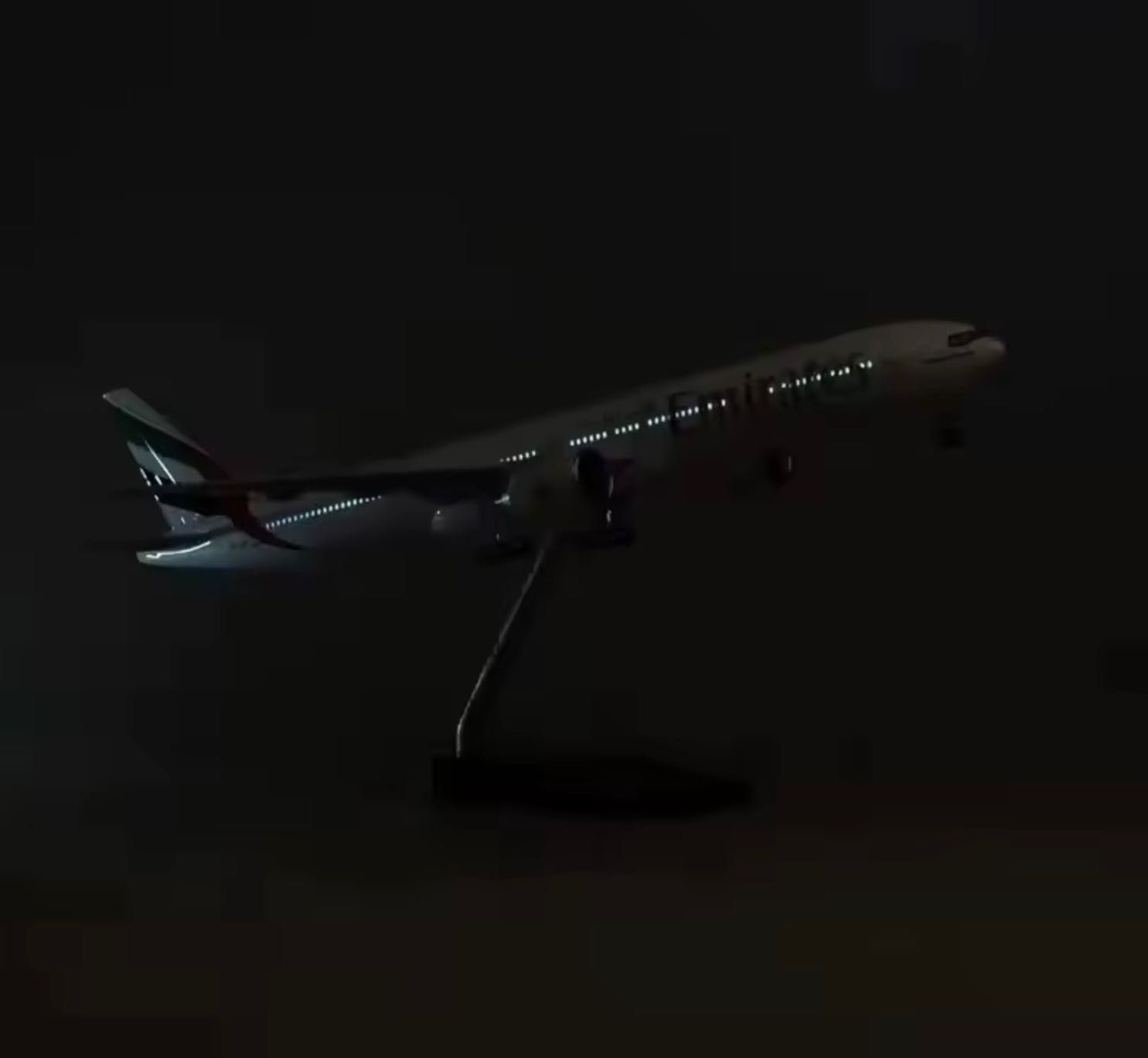 Emirates airlines Boeing 777, com luzes led na cabine , escala, 1,060