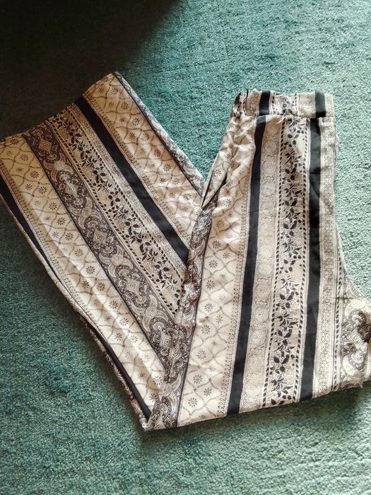 Cieniutkie przewiewne spodnie z szerokimi nogawkami