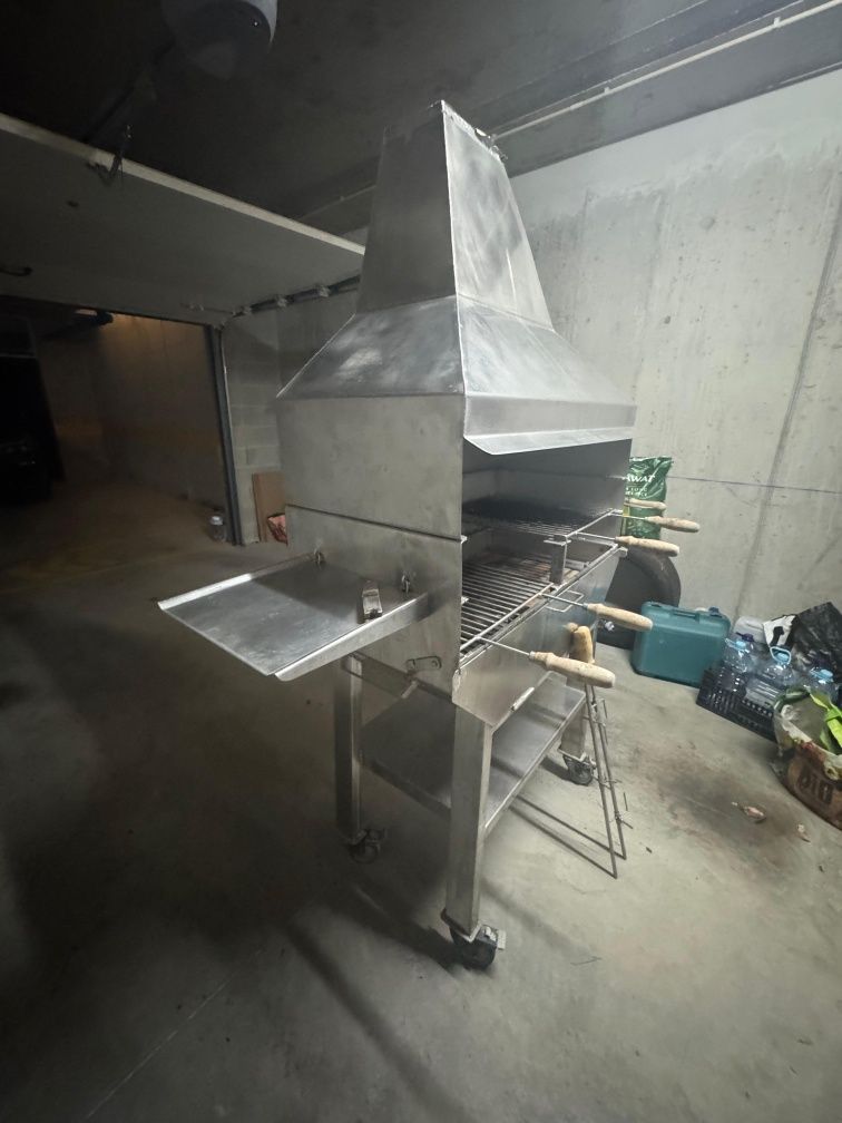 Barbecue/ Churrasqueira em Inox c/ Espetos e motor