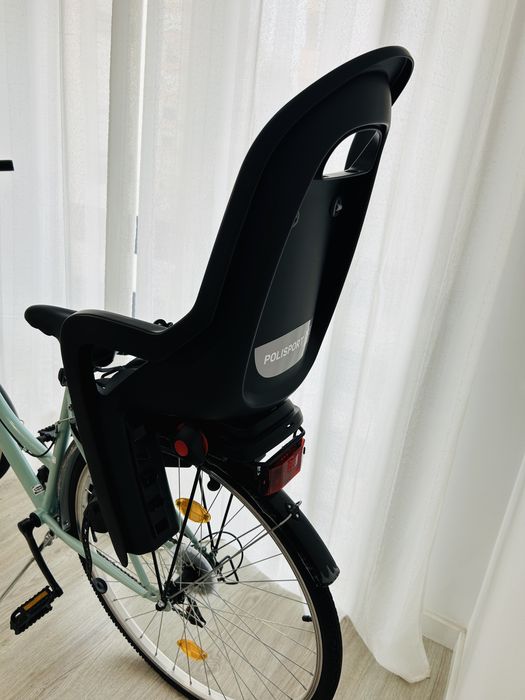 Cadeira para criança na bicicleta. Child seat on bicycle