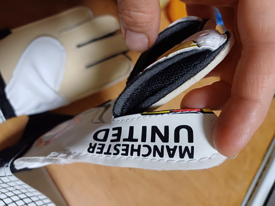 Футбольные перчатки Manchester United.  Детские футбольные перчатки.