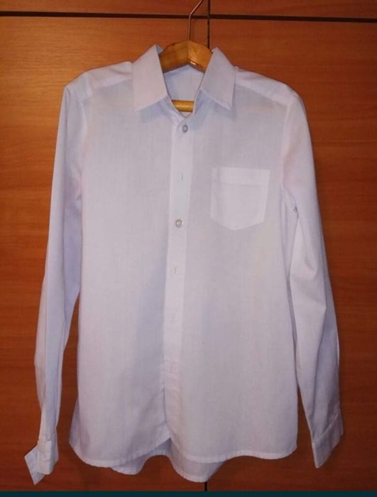 Продам вишиту сорочку та білу сорочку для хлопчика 9-10 років