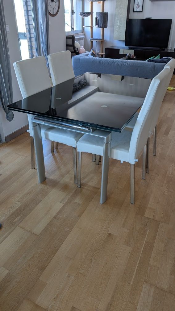 Mesa de vidro com cadeiras