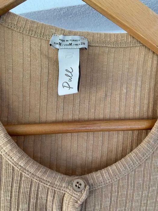 Top curto de manga curta camel Pull&Bear