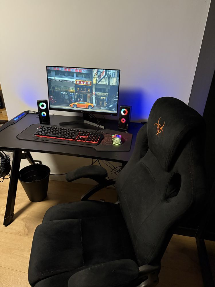 Komputer gamingowymi  z monitorem wraz z calym stanowiskiem