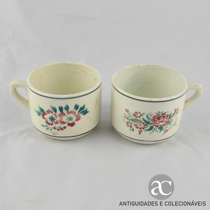 Par de chávenas almoçadeiras em faiança sem pires