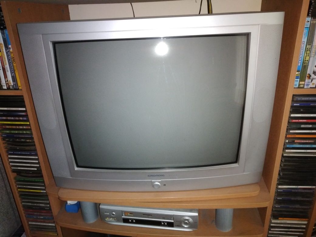 Televisão grundig de 80cm com colunas estéreo