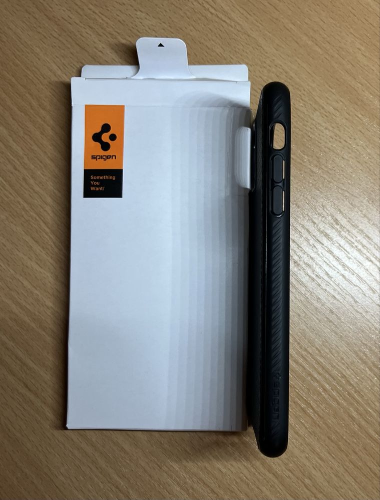 Чохол Spigen Rugged Armor для iPhone 11/12 – Чорний, як новий!