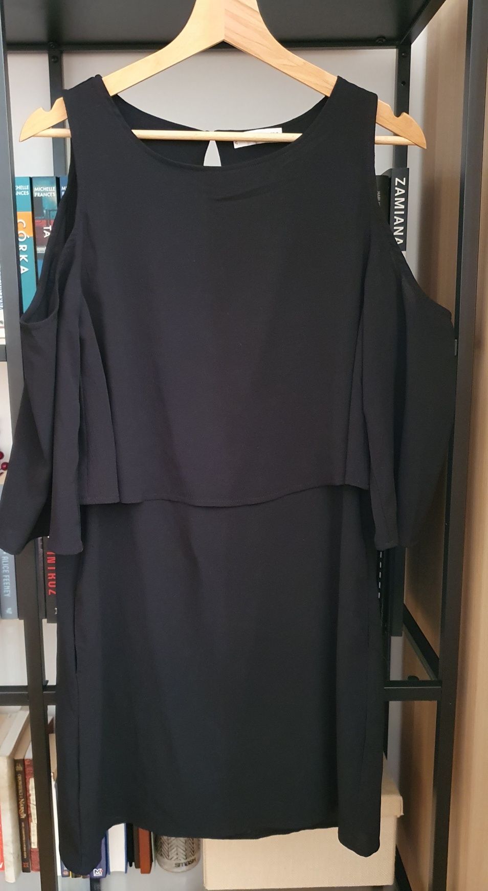 Sukienka damska Mango z odkrytymi ramionami czarna elegancka, rozmiar