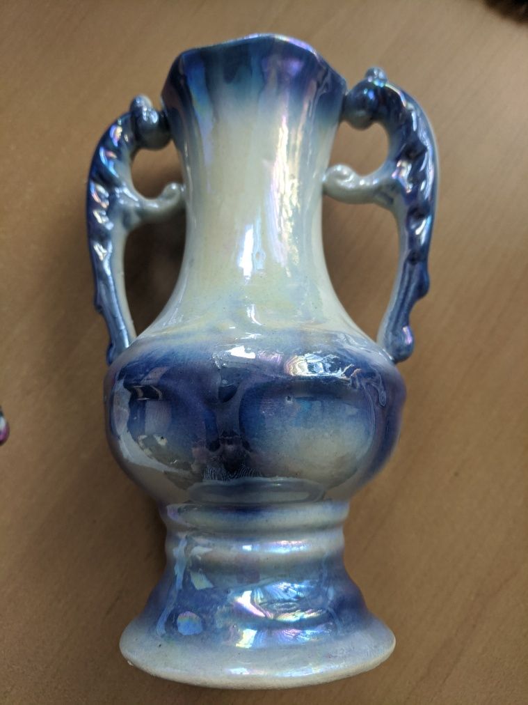 Фарфоровая нежно голубая вазочка с цветочным обрамлением