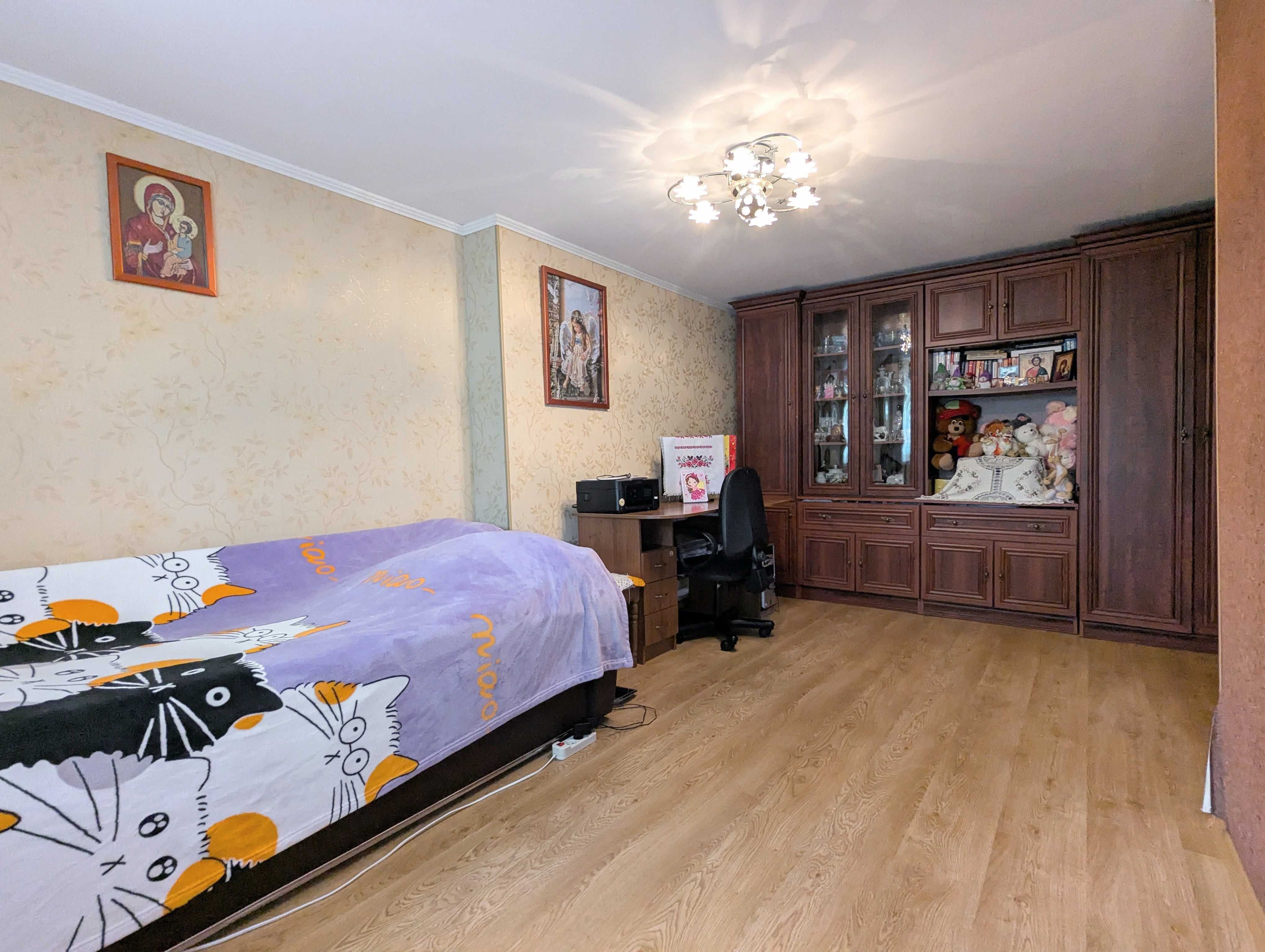 Продам будинок у Чорноморську з гаражем та ділянкою