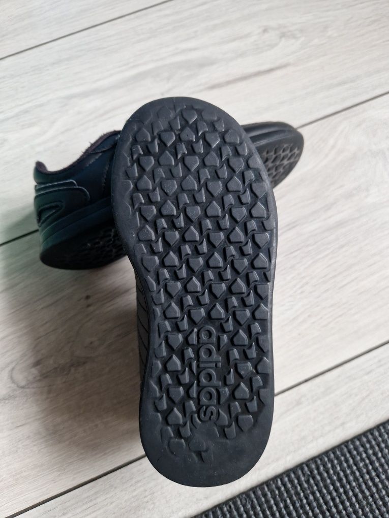 Adidasy chłopięce 30