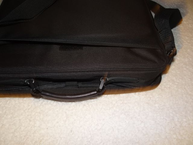 Czarna torba na laptop targus