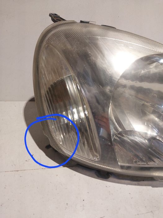 Toyota yaris Lift I 1 prawa lampa przednia reflektor prawy