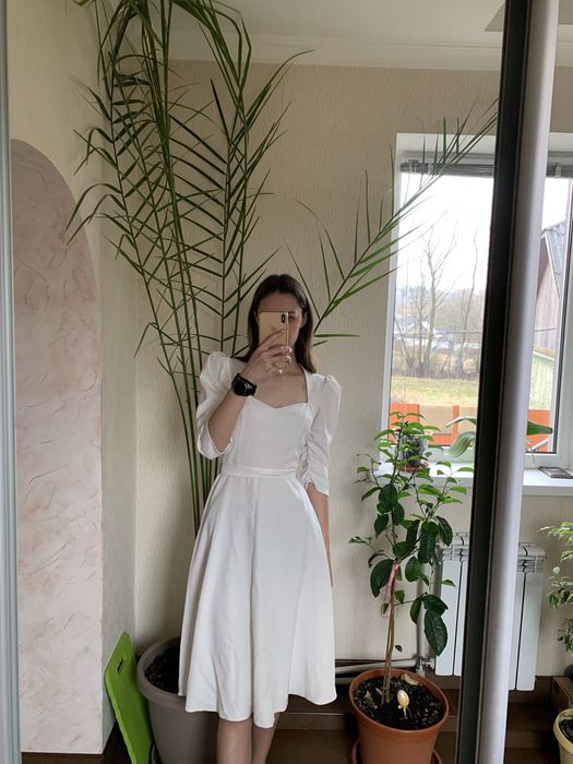 Біла сукня