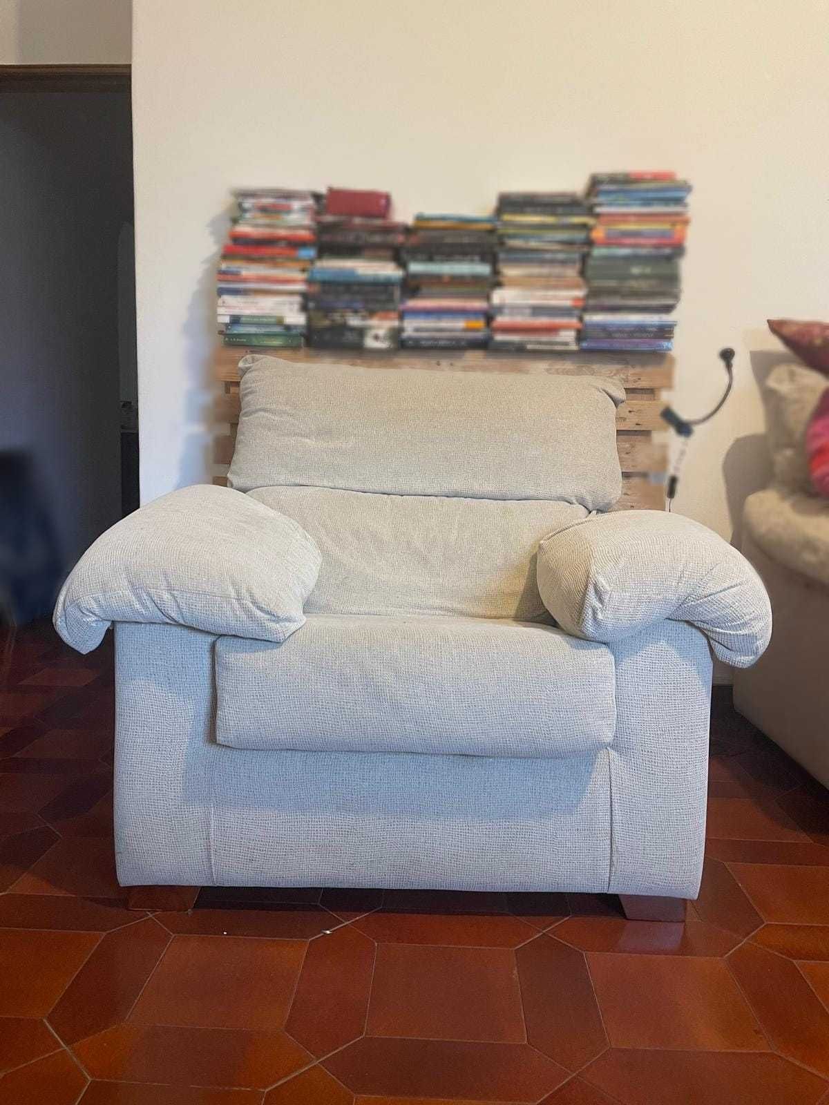 Sofá Bege 3 Lugares + Poltrona. Conjunto (não vendo separado)