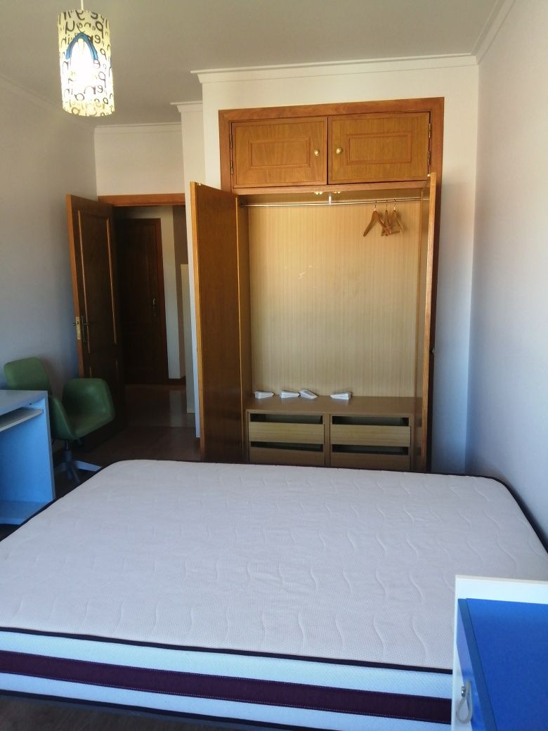 Alugo quarto a rapariga