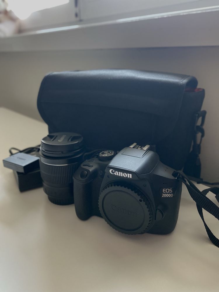 Canon DSLR 2000D com objetiva 18-55mm, bateria, carregador e mala