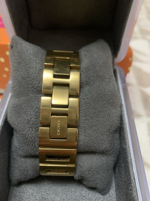 вінтажний годинник від dkny.