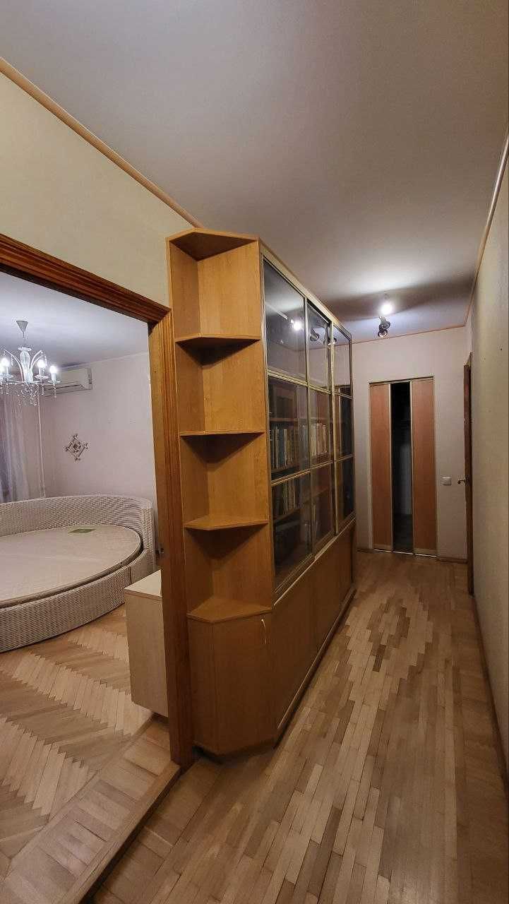 3 к. квартира с ремонтом и мебелью, м. Холодная гора