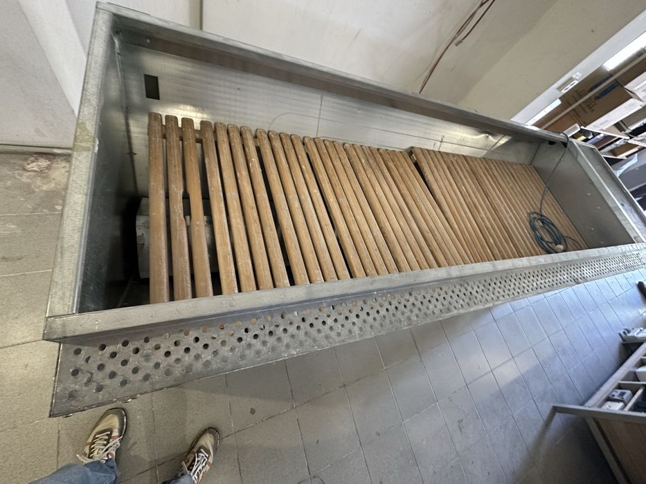 Шлифовальный стол Nestro NAST для работы ручным инструментом.