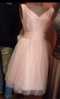 Платье розовое с пышной юбкой