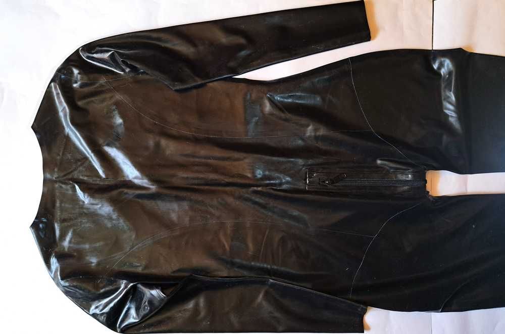 Czarny kombinezon z dekoltem latex 100% guma r. M/L