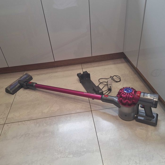 Odkurzacz akumulatorowy Dyson V7, kompletny zestaw z wieszakiem.